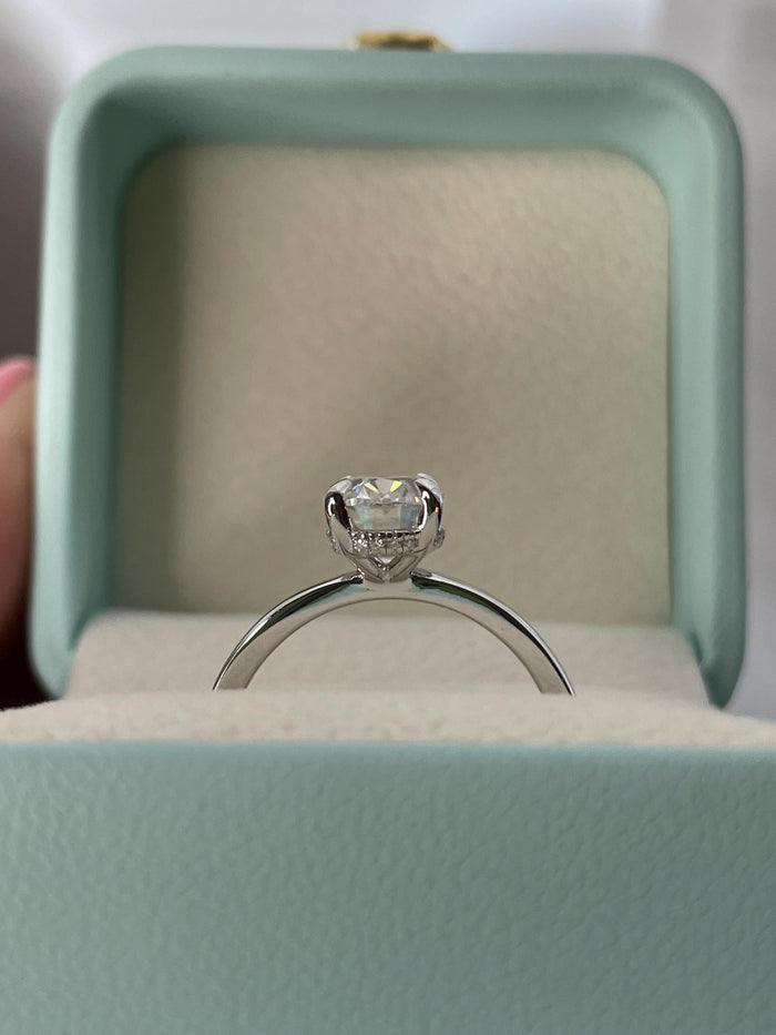 2CT moissanite engagement ring with hidden halo. Sterling Silver 925 Engagement Ring with 2CT(7mm*9mm) oval cut the finest D VVS moissanite