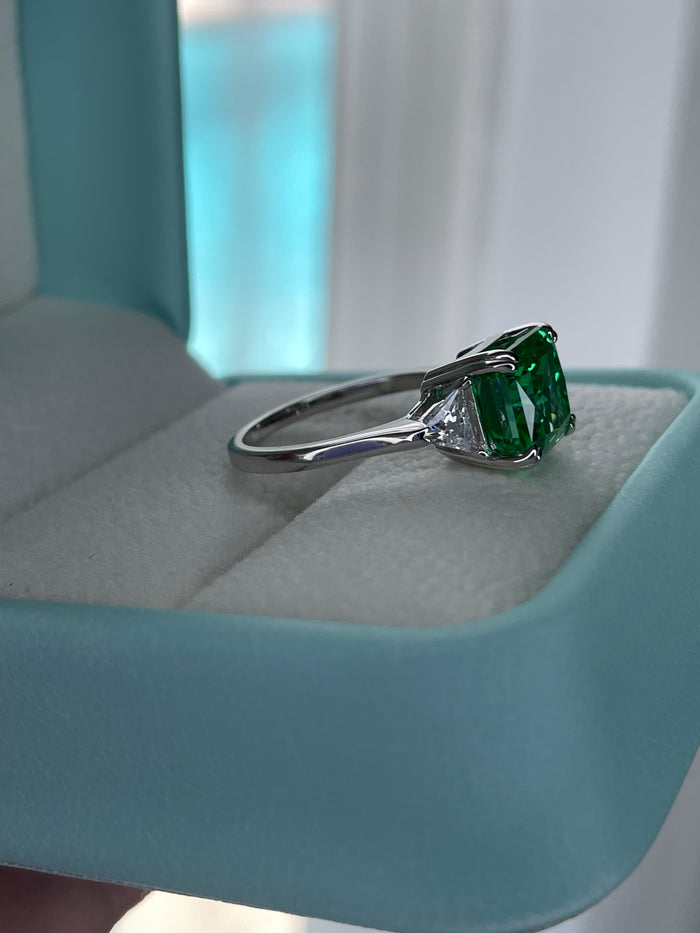The Joy. Sterling Silver 925 ring with green emerald crushed ice simulated diamond