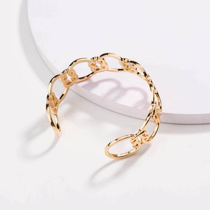 Gold love-knot link bracelet, close view of circular chain links and knot detail