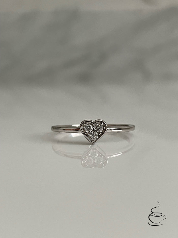 Minimalist ring. Sterling Silver 925 Heart Shaped Ring with CZ Diamonds Dainty ring