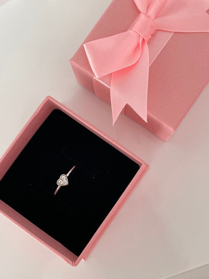 Minimalist ring. Sterling Silver 925 Heart Shaped Ring with CZ Diamonds Dainty ring