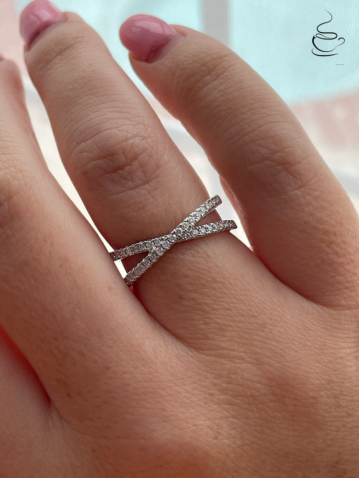 Moissanite. Sterling Silver 925 Criss Cross Ring With Moissanite
