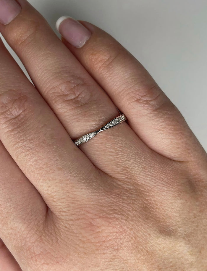Moissanite. Sterling silver 925 curved moissanite band.