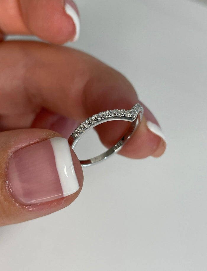 Moissanite. Sterling Silver 925 curved moissanite band