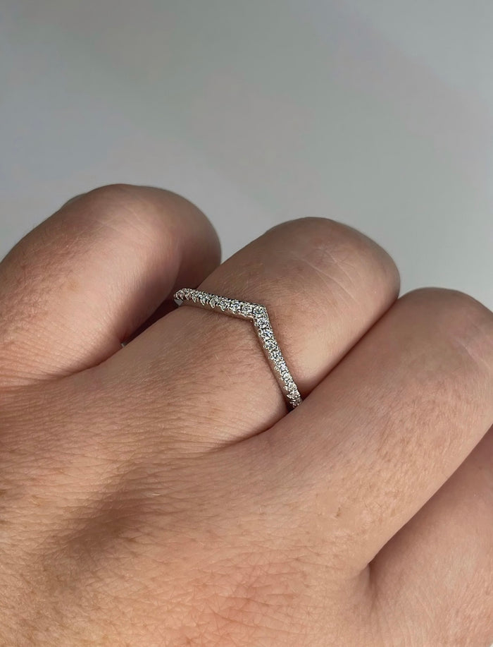 Moissanite. Sterling Silver 925 curved moissanite band