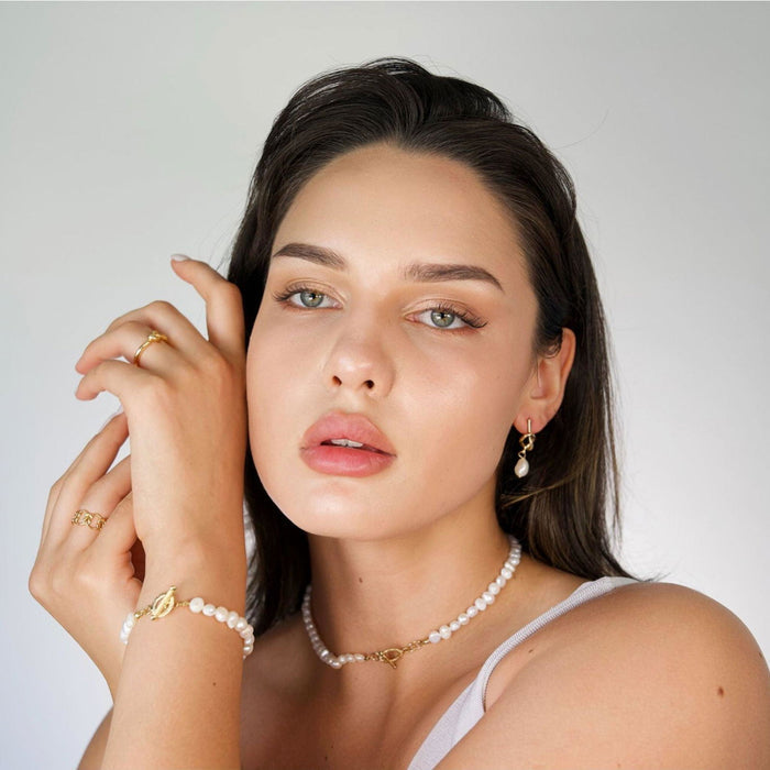 Freshwater pearl necklace with baroque pearls and gold accent link