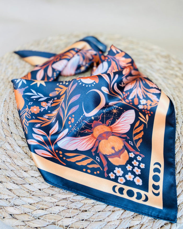 Queen Bee Motive Scarf