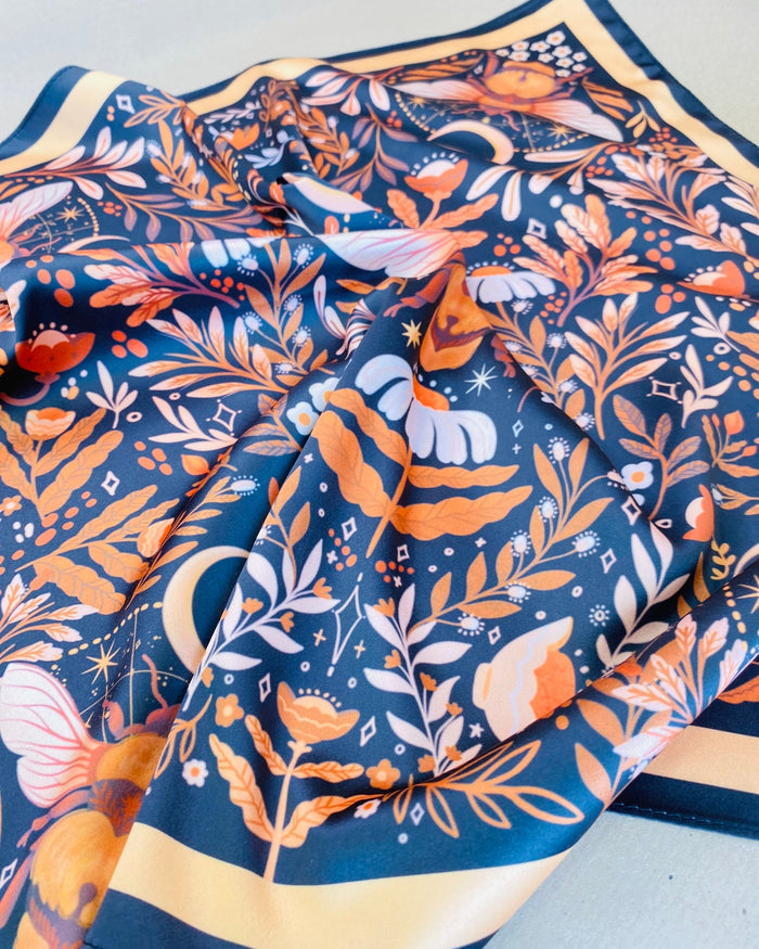 Queen Bee Motive Scarf
