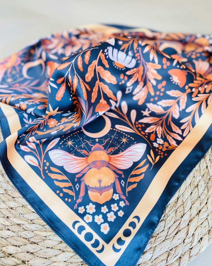 Queen Bee Motive Scarf