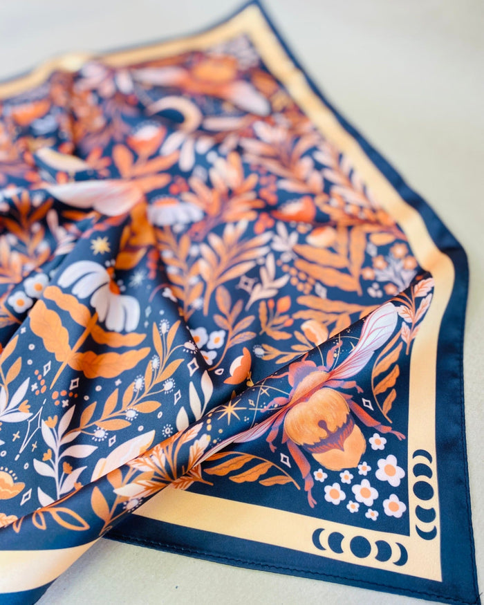 Queen Bee Motive Scarf
