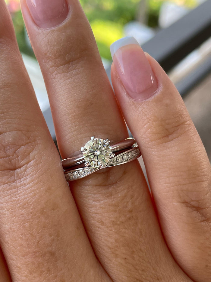 Sterling Silver 925 bridal set with 1CT round brilliant cut D VVS moissanite solitaire and curved moissanite wedding bend.