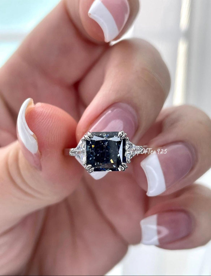 The Joy. Crushed ice 3CT black, dark blue simulated diamond in sterling silver 925. Engagement ring, promise ring, 3 stone ring