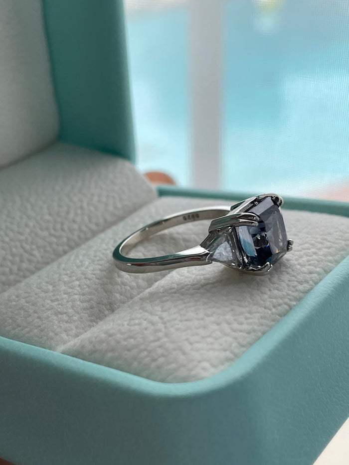 The Joy. Crushed ice 3CT black, dark blue simulated diamond in sterling silver 925. Engagement ring, promise ring, 3 stone ring