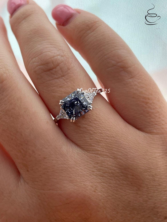 The Joy. Crushed ice 3CT black, dark blue simulated diamond in sterling silver 925. Engagement ring, promise ring, 3 stone ring