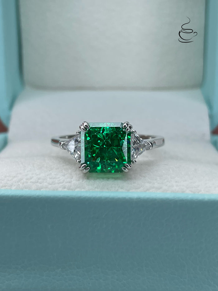 The Joy. Sterling Silver 925 ring with green emerald crushed ice simulated diamond