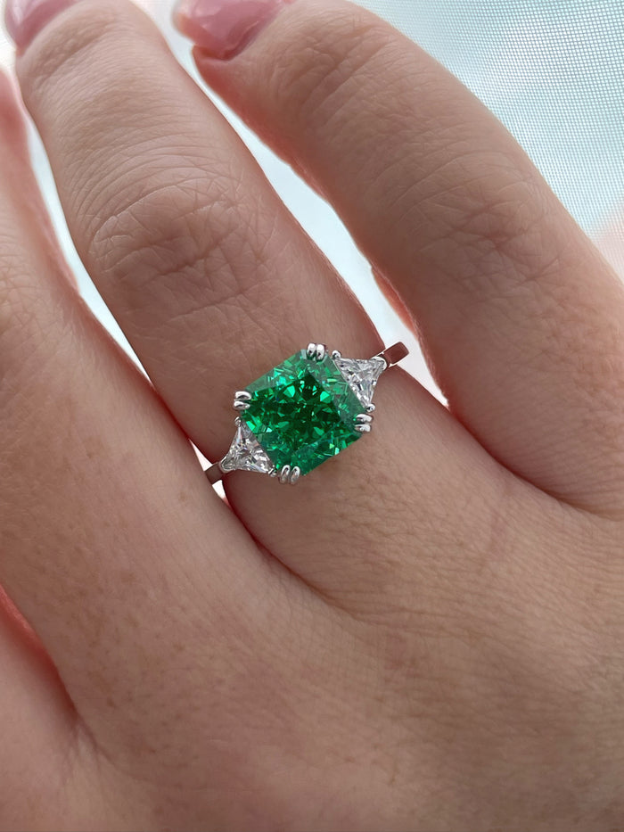 The Joy. Sterling Silver 925 ring with green emerald crushed ice simulated diamond